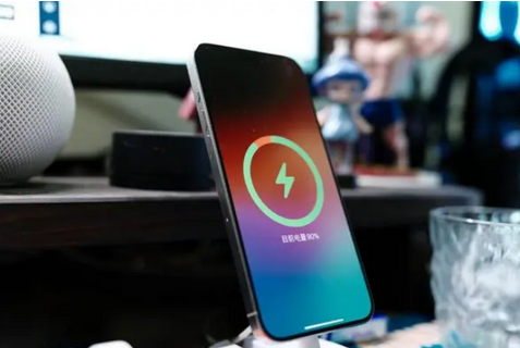 兴安苹果15换屏服务分享用什么充电器给iPhone15充电更好 